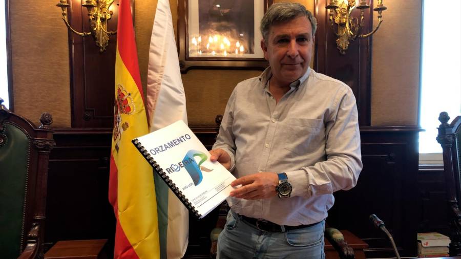El alcalde de Ribeira, Manuel Ruiz, con el documento de los presupuestos. Foto: Suso Souto