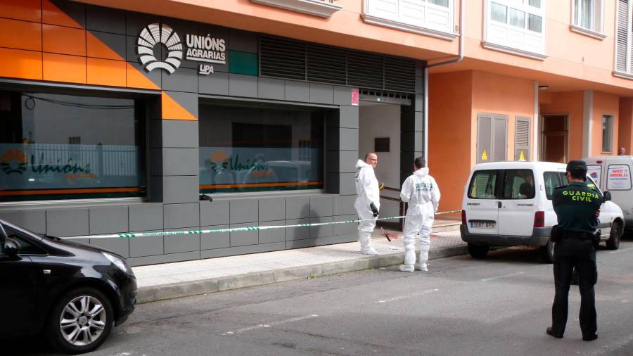 Oficinas en las que tuvo lugar el intento de asesinato en Vimianzo. Foto: J. M.