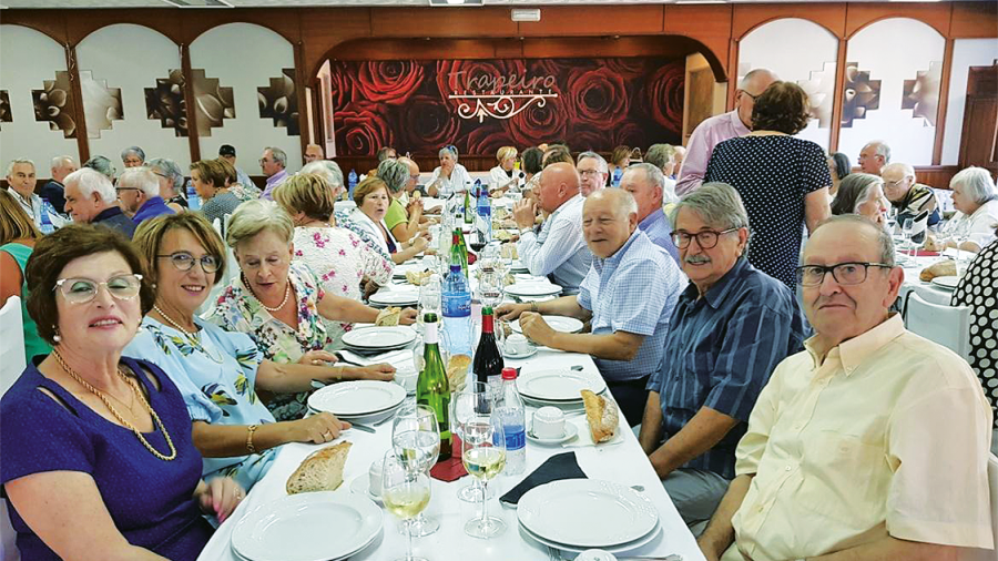 LA COMIDA. Asistentes a la comida celebrada en el restaurante O Trapeiro de Lousame. Fotos: J.M.L.M.