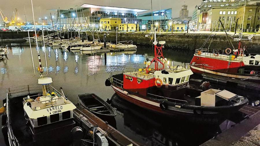 Barcos amarrados en el puerto de A Coruña. Foto: S. R.