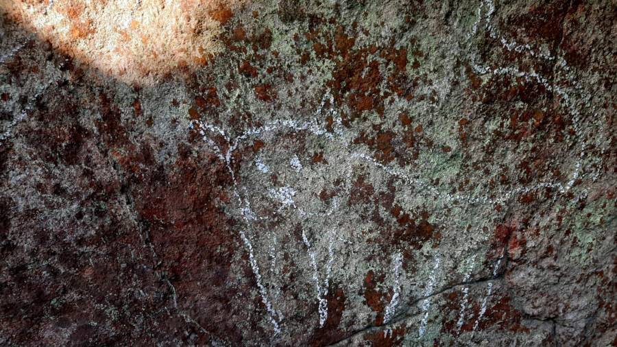 Pintadas con xiz no dolmen de Pedra Cuberta, de Treos - Vimianzo. Foto: Concello de Vimianzo