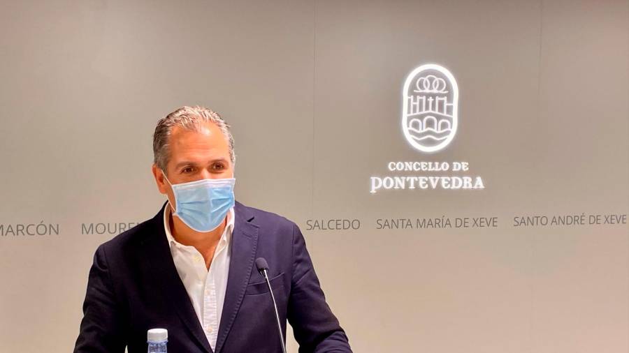 Rafael Domínguez interviene en una rueda de prensa en el Concello de Pontevedra. Foto: Gallego