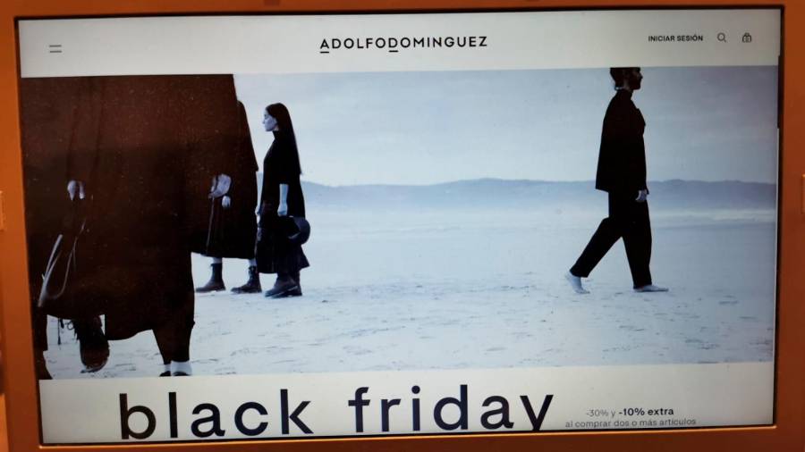 Web de Adolfo Domínguez, canal de venta en auge ahora vestido de negro por el ‘Black Friday’. Foto: S. R.