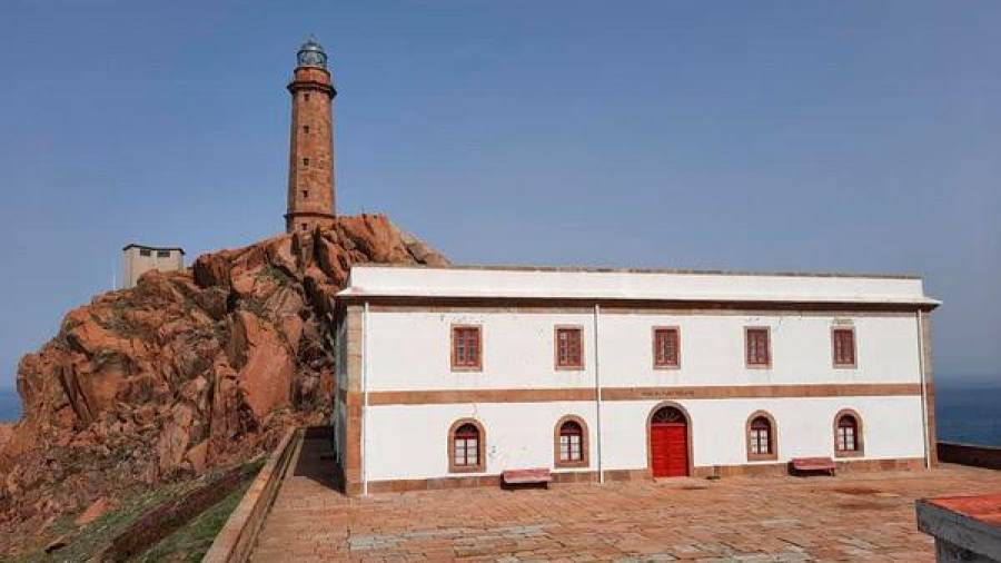 Edificio do faro de Cabo Vilán, unha das iconas turísticas de Camariñas. Foto: Camiño dos Faros