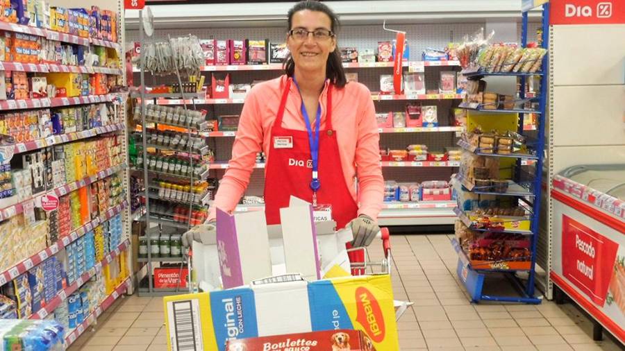 Unha usuaria da asociación Ambar facendo prácticas nun supermercado en 2018. F: Ambar