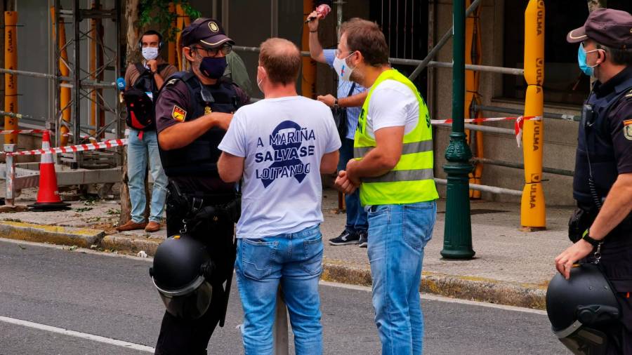 Uno de los responsables del dispositivo policial dialoga con José Antonio Zan, de camiseta blanca, que a su lado tiene a Paulo Carril, líder de la CIG. Foto: Rebelión Aluminio