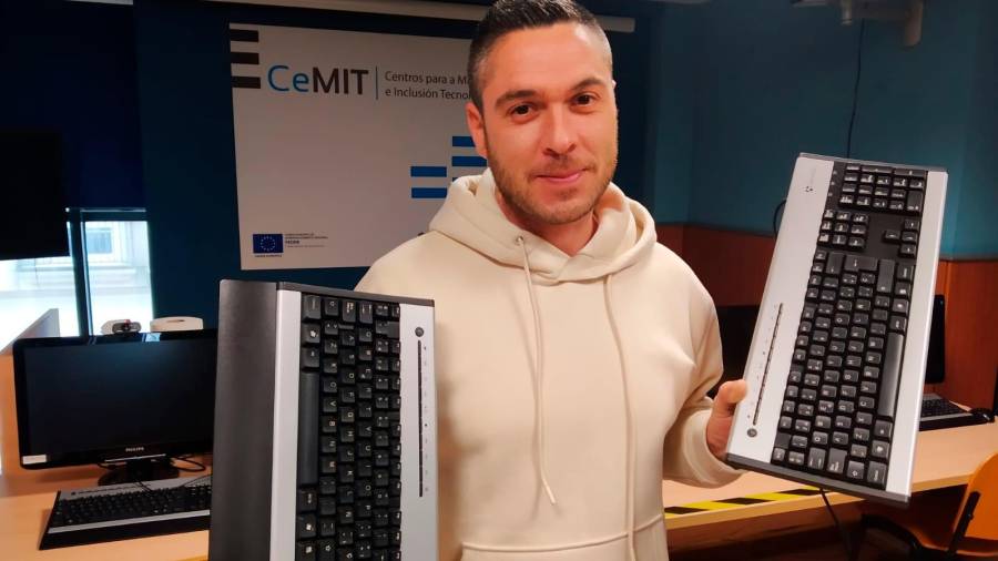 PROFESOR. Samuel Rodríguez lleva una década como Agente TIC del aula Cemit de Boiro, que cuenta con 2.276 usuarios registrados. Foto: S.R.