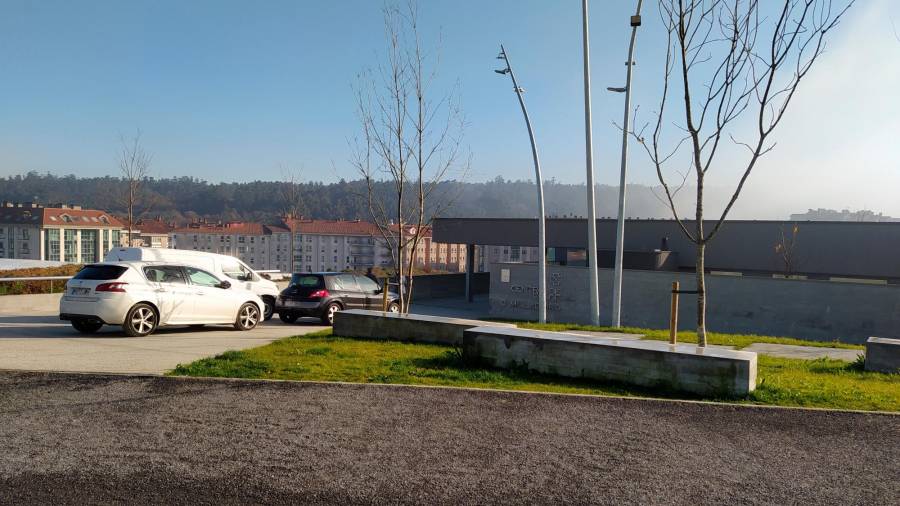 Personal del Sergas ayer ante la entrada principal del nuevo centro de salud de O Milladoiro, situado frente a la casa de la cultura. Foto: CG