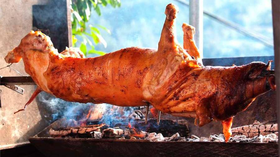 La fiesta incluye una degustación de porco ó espeto. Foto: P.G.