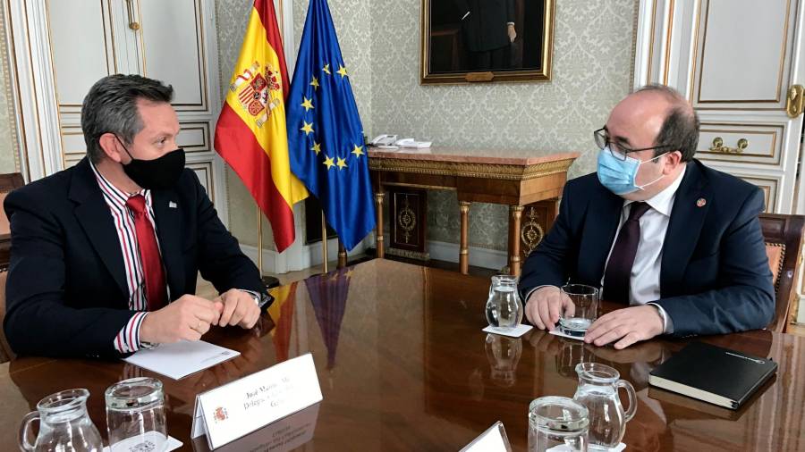Miquel Iceta, a la derecha, y José Miñones, ayer durante la reunión en Madrid. Foto: ECG