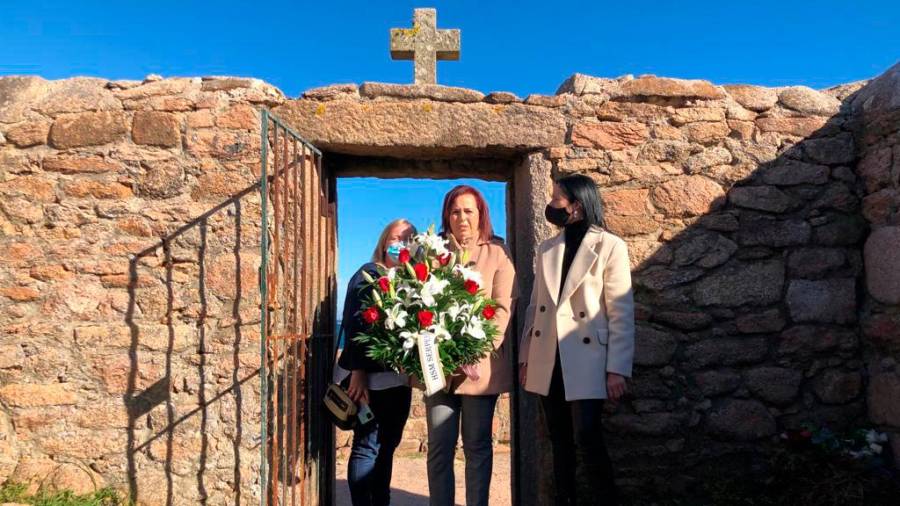 Begoña Tajes, á esquerda, Sandra Insua e Encarna Liñeiro fixeron a tradicional ofrenda floral no Cemiterio dos Ingleses no 131 aniversario do afundimento do ‘Serpent’. Foto: C. C.