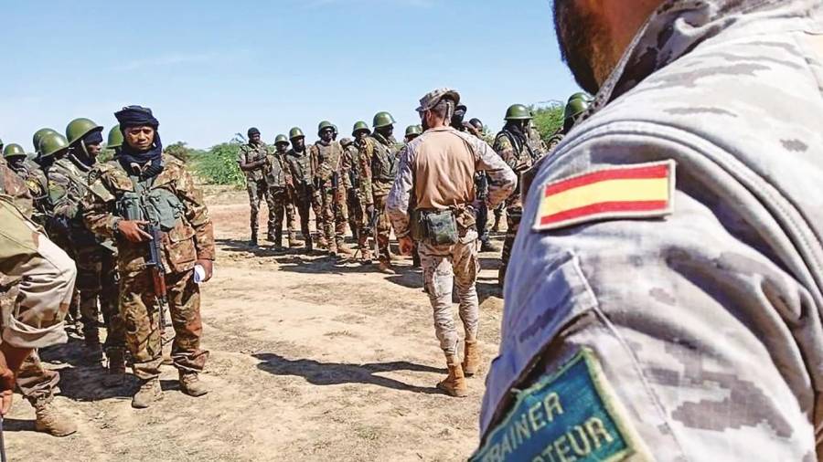El Ejército español comparte lecciones de adiestramiento con las fuerzas locales (Malí). Foto: Gallego