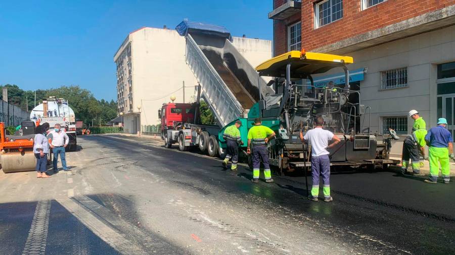 Traballo de asfaltado no tramo Condes do Deza. Foto: C.S.