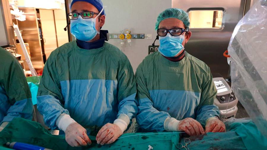 el doctor Nilo Mosquera, jefe del servicio de cirugía vascular, y el también cirujano Jorge Fernández Noya. Foto: Sergas
