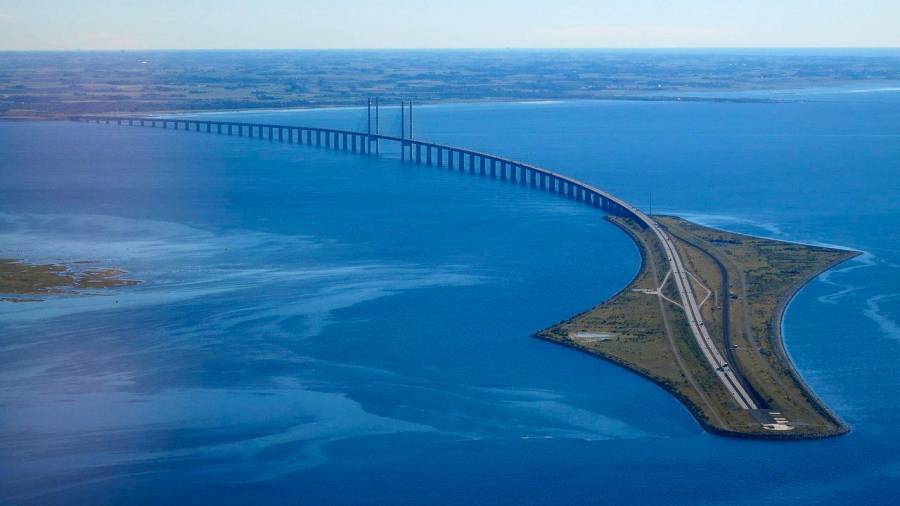 Puente de Oresund. Este puente-túnel es el puente combinado tren-carretera más largo de Europa. Cuenta con dos líneas de tren y cuatro carriles de carretera y conecta las dos áreas metropolitanas de la región de Oresund: la capital danesa, Copenhague, y la ciudad sueca de Malmö. (Fuente, es.wikipedia.org)