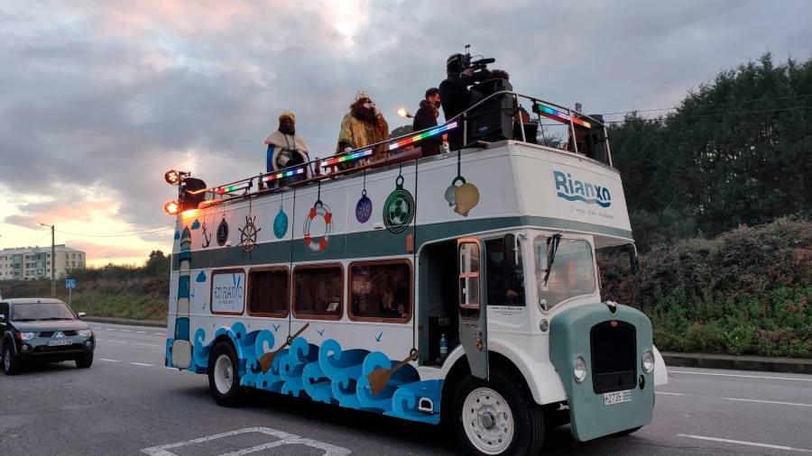 En Rianxo, los Reyes Magos recorrieron el municipio en lo alto de un microbús. Foto: C.R.