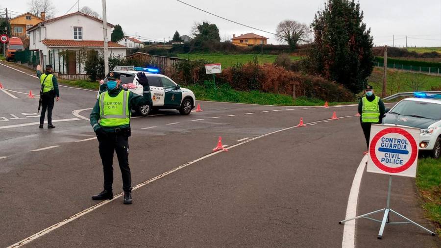 Uno de los innumerables puntos de control que se están desplegando por las carreteras de la autonomía gallega. Foto: ATGC