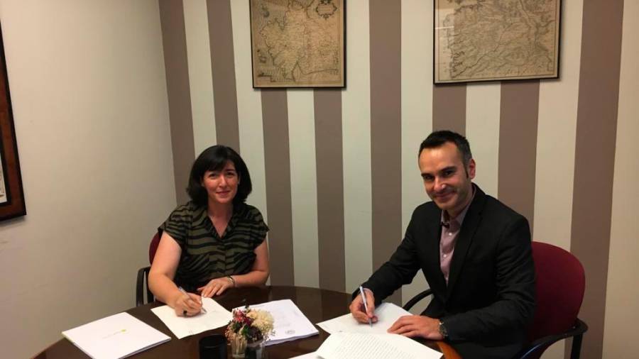 Carme Pampín, CEO de GalChimia y cofundadora de Origo Biopharma, firma con Fernando Guldrís, director xeral de XesGalicia, la operación.
