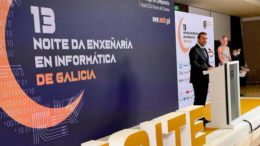 TECNOLOGÍA. O presidente do CPEIG, Fernando Suárez, na apertura da gala. Foto: CPEIG