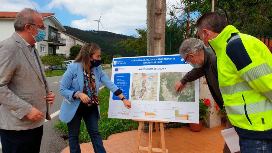 O alcalde de Laxe, á esquerda, e a conselleira supervisando os planos das sendas Foto: Xunta