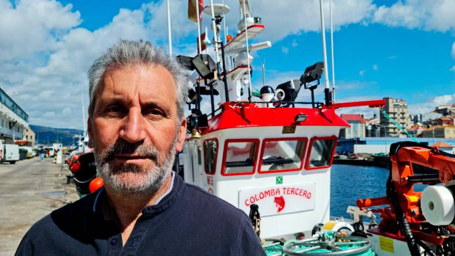 El titular de Acerga ante uno de los barcos que desde Galicia parten en busca de especies como la sardina, anchoa, caballa o jurel. Foto: Acerga
