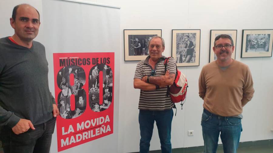 Cimadevila, 2º esquerda, e Manuel González, 3º, visitando a mostra. Foto: C. O.