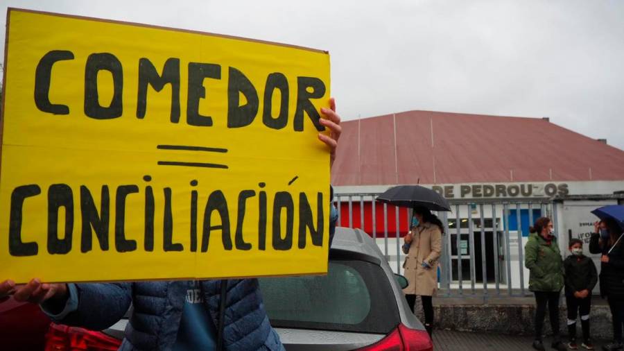 Reivindicación en el colegio de Pedrouzos, la capital de Brión, para el que piden el refuerzo del comedor. Foto: ANPA