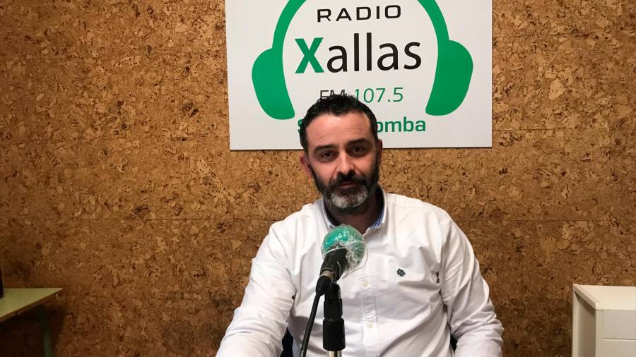 El alcalde de Santa Comba, David Barbeira, en su intervención en Radio Xallas. Foto: Lema