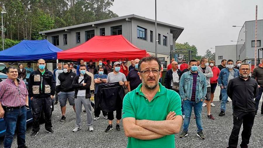 El secretario comarcal de CIG Ferrol, Manuel Anxo Grandal, en una concentración a las puertas de las instalaciones de Noa Madera Creativa. FOTO: CIG