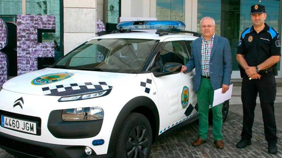 Manuel Mirás con uno de los dos agentes de la Policía Local orosana y un nuevo vehículo. Foto: CDO