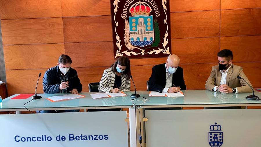Momento de la firma del convenio en Betanzos. Foto: FGB