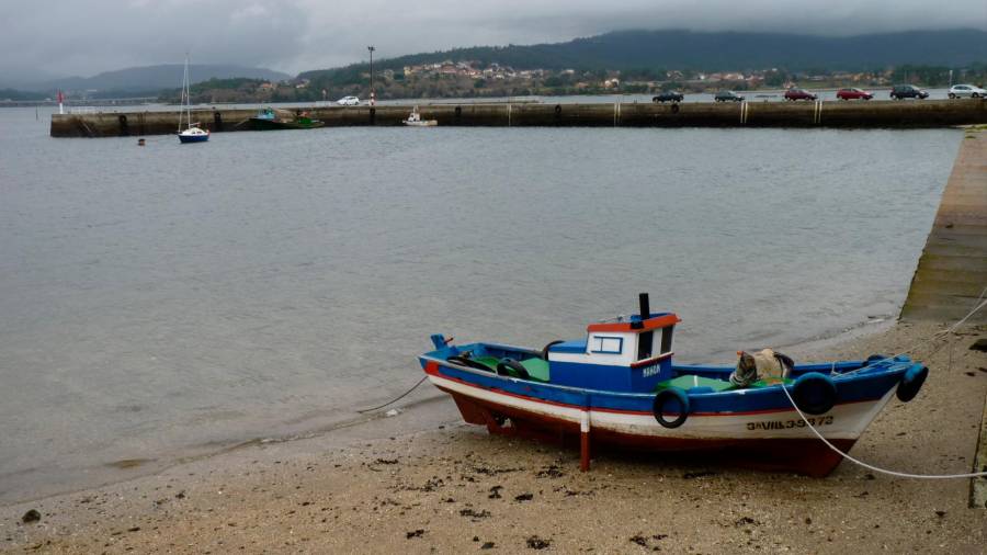marisqueo. Una embarcación marisquera amarrada al muelle de Rianxo. Foto: Suso Souto