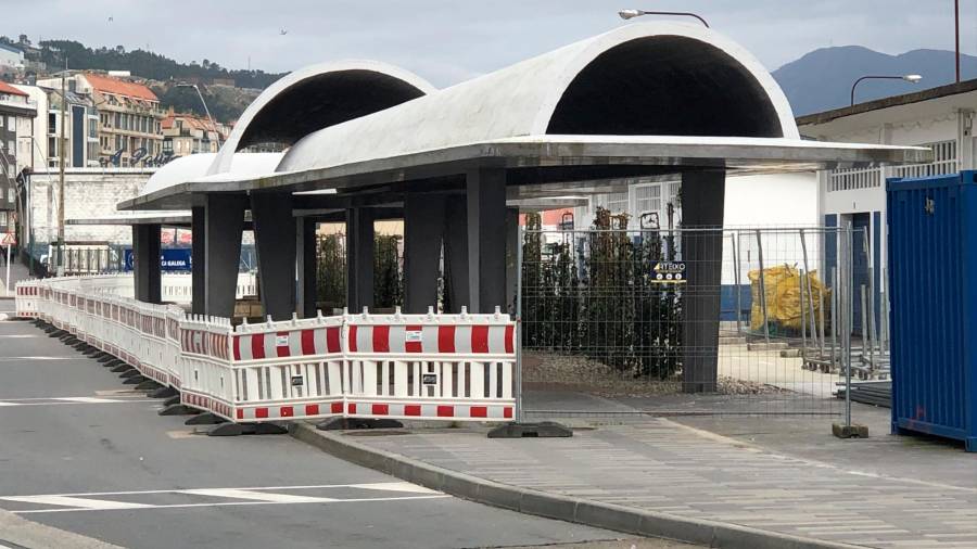 AL RALENTÍ. La nueva terminal de autobuses de Ribeira tenía que estar terminada hace ya diecisiete meses. Foto: C.R.