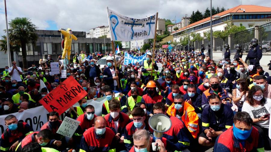 verano de movilizaciones. Una de las protestas realizadas este verano por los trabajadores de Alcoa, ante la Xunta de Galicia. Foto: CIG
