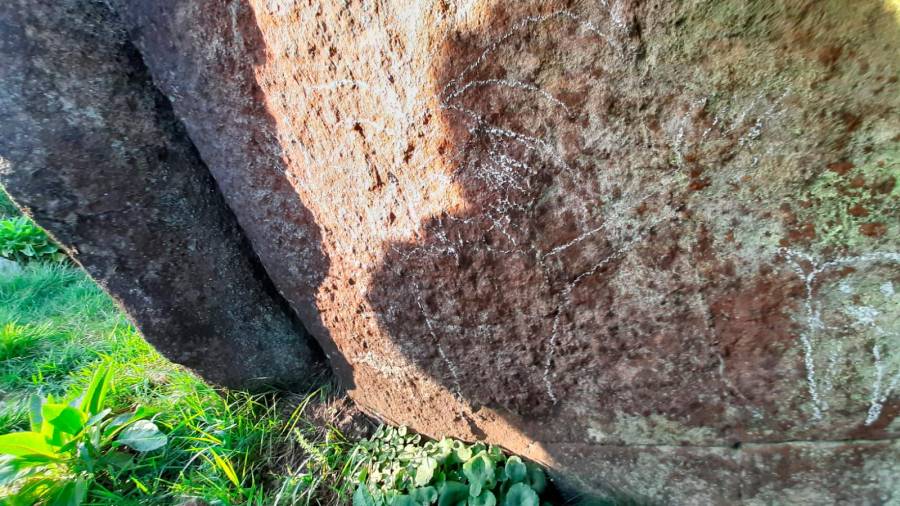 Pintadas con xiz no dolmen de Pedra Cuberta, de Treos - Vimianzo. Foto: Concello de Vimianzo