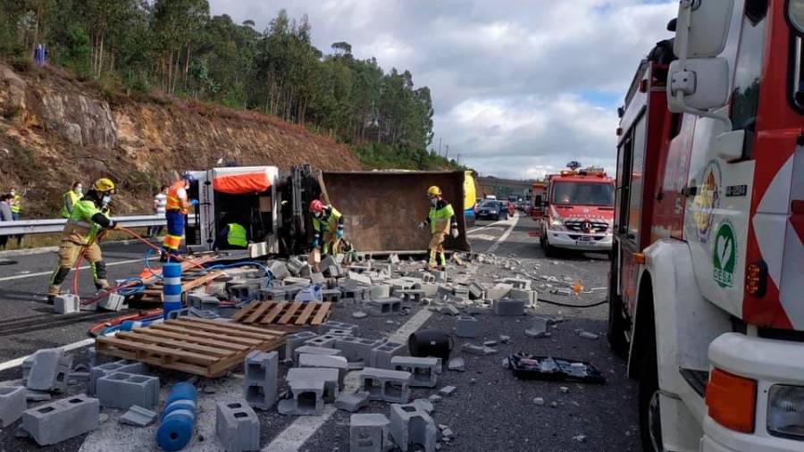Imagen del camión accidentado en la autovía de O Barbanza. Foto: Bomberos de Boiro