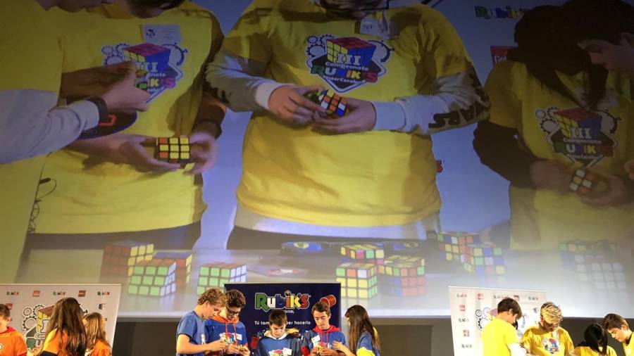 Más de cien estudiantes compiten para proclamarse los más rápidos de España en resolver el cubo de Rubik