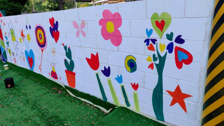 Uno de los murales que decora el patio del colegio. Foto: C.
