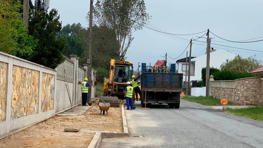 Obras de renovación de beirarrúas na localidade de Iñeiras. Foto: C.R.