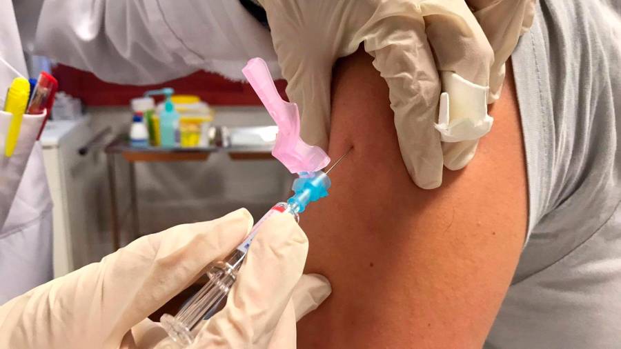 Imagen de archivo de una enfermera suministrando una vacuna. FOTO: EUROPA PRESS