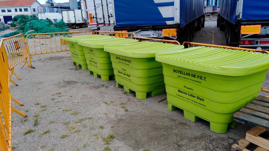 Imagen de los contenedores de basura a los que van a parar los residuos pescados en el mar. Foto: O. O.