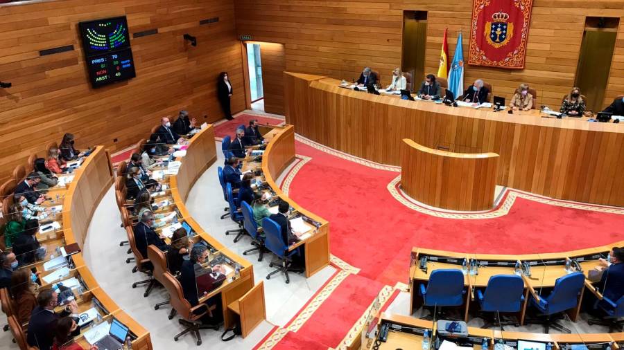 parlamento. La reforma de la lei de saúde fue aprobada en la Cámara gallega con el apoyo del PPdeG. Foto: E.P.
