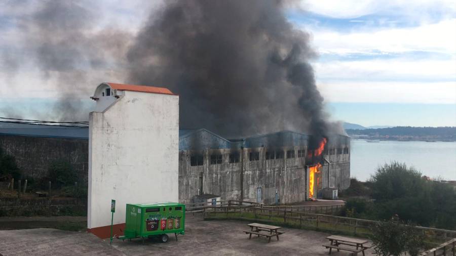 Incendio en el interior de la antigua fábrica Hadasa. Foto: Bomberos de Ribeira