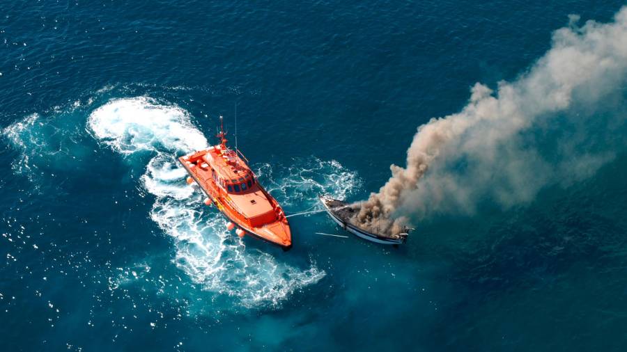NAUFRAXIOS DEPORTIVOS. Salvamento tras o incendio dunha lancha. Foto: Salvamento Marítimo