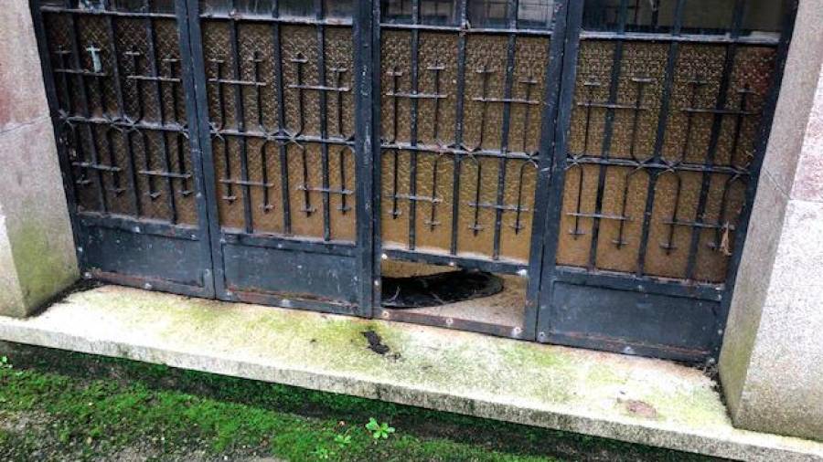 La puerta de la cripta está rota. Foto: Suso Souto