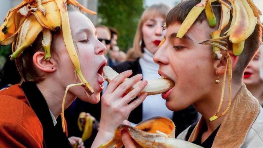 Después de que el Museo Nacional de Varsovia, en Polonia, prohibiera una película artística de una mujer comiéndose un plátano, un grupo de personas protestaron contra la censura. Autor, Kacper Pempel. (Fuente, www.businessinsider.es)