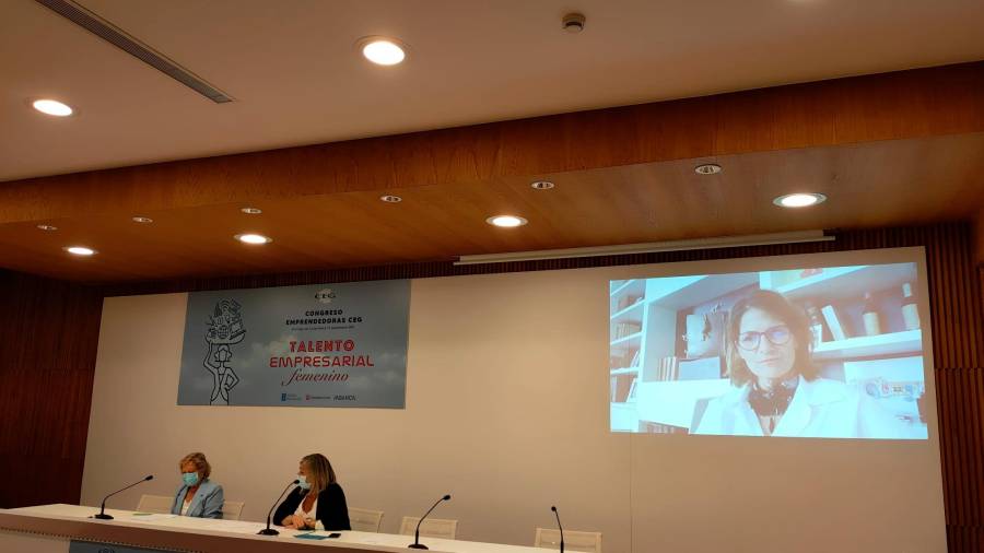Pilar González de Frutos (CEOE y Unespa), con Fuencisla Clemares (Google) online y Rosa Vilas (CRTVG). Foto: Gallego