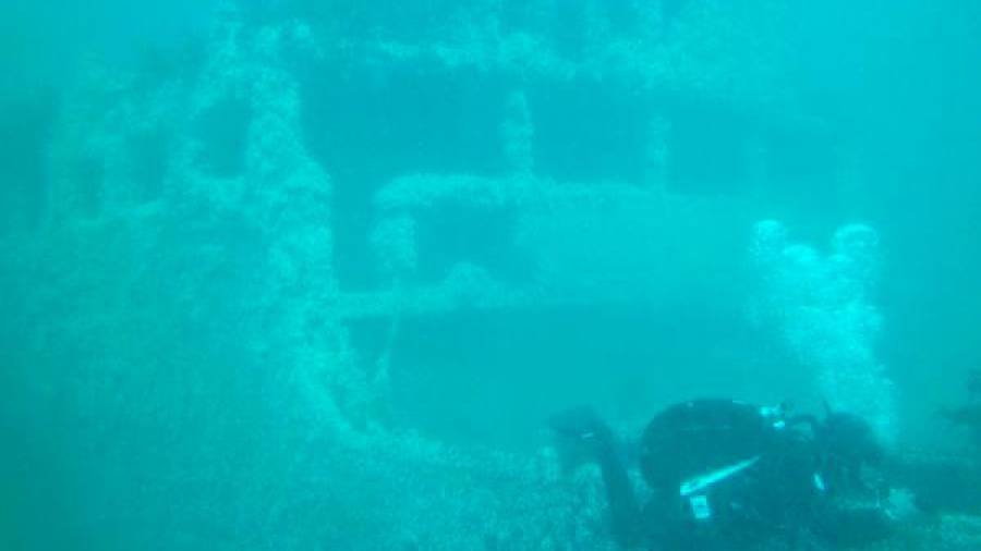 RÚA. Un submarinista visitando el pecio del ‘Aries’, que se encuentra cerca de la isla de Rúa. Foto: Wildea Europe 