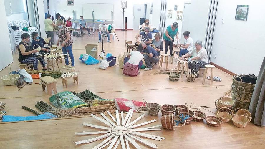 Participantes no curso de cestería que finalizou hai uns días. Foto: Concello de Touro