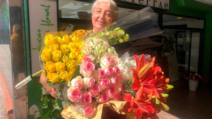 ENTRE FLORES. Esther Vidal posa frente a una de las floristerías que regenta en Ribeira. Foto: Suso Souto 
